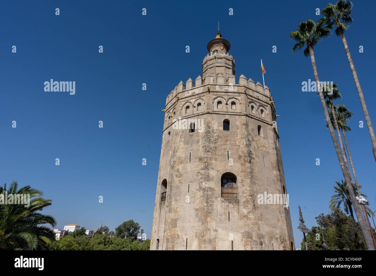 Vue sur la Torre del Oro à Séville, en Espagne, un symbole historique de la ville situé le long du fleuve Guadalquivir. Ancienne tour défensive mauresque avec Banque D'Images