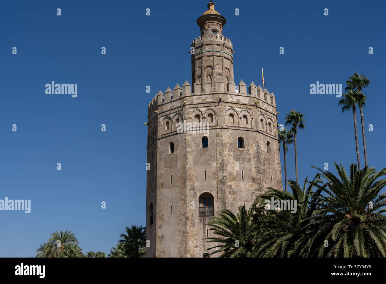 Vue sur la Torre del Oro à Séville, en Espagne, un symbole historique de la ville situé le long du fleuve Guadalquivir. Ancienne tour défensive mauresque avec Banque D'Images