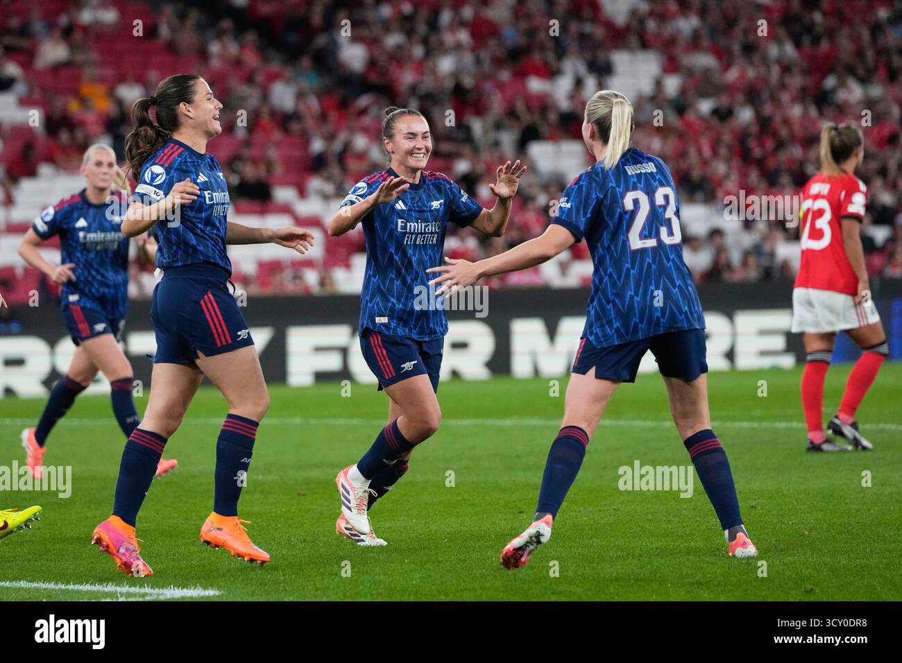 Arsenal's Alessia Russo, centre right, celebrates after scoring her side's second goal during the women's Champions League opening phase soccer match between SL Benfica and Arsenal at the Luz Stadium, in Lisbon, Portugal, Thursday, Oct. 16, 2025. (AP Photo/Armando Franca) Banque D'Images
