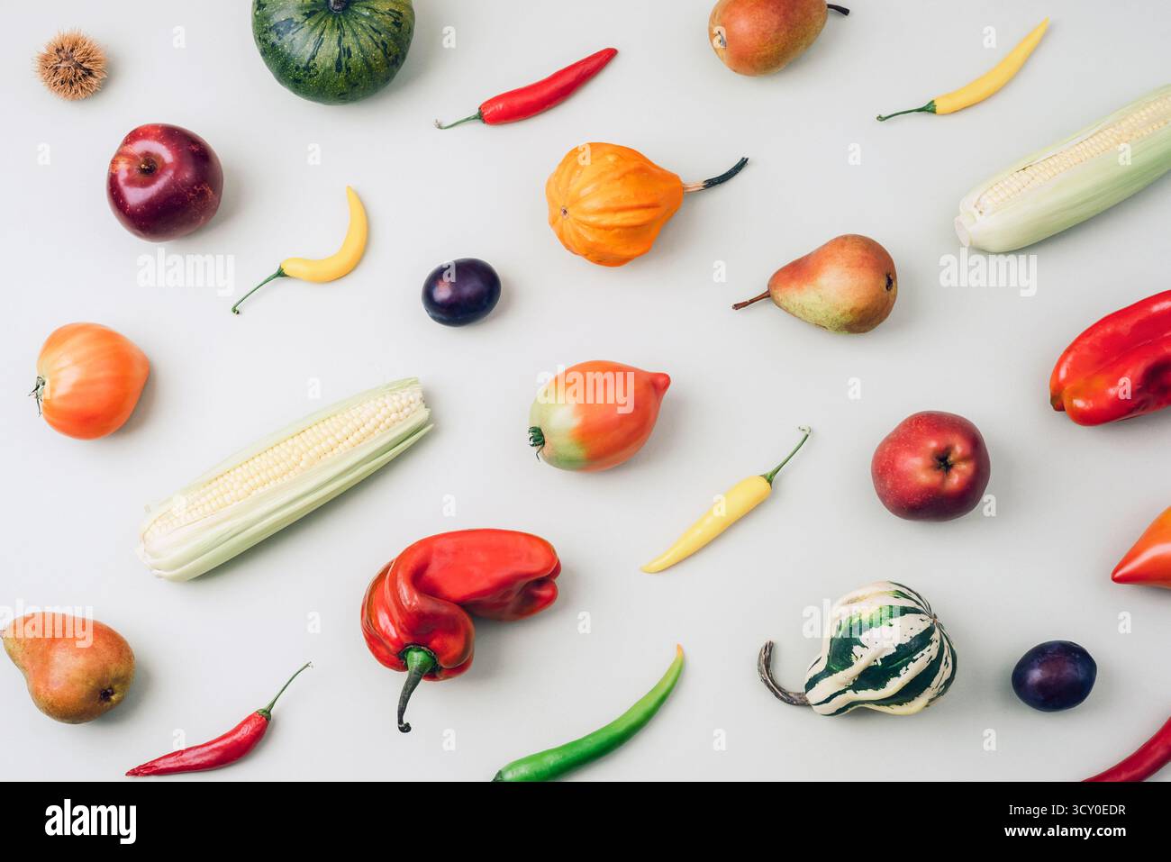 Légumes et fruits frais assortis sur fond clair, composition colorée à plat. Thanksgiving, concept de récolte. Vue de dessus. Banque D'Images