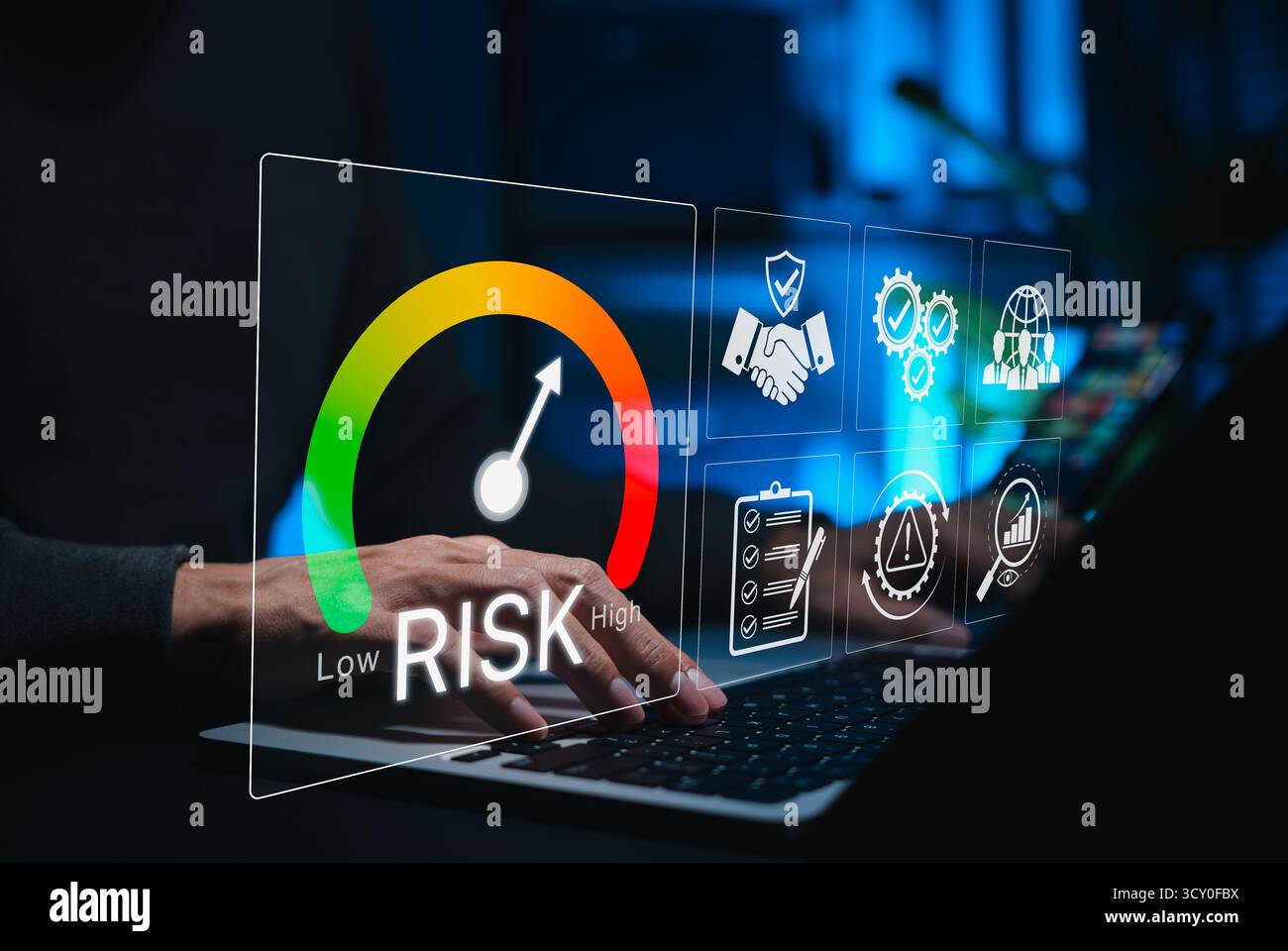 Concept d'évaluation et de gestion des risques. Personne utilisant un ordinateur portable avec indicateur de risque croissant et icônes numériques, symbolisant l'analyse des risques commerciaux, la conformité, Banque D'Images
