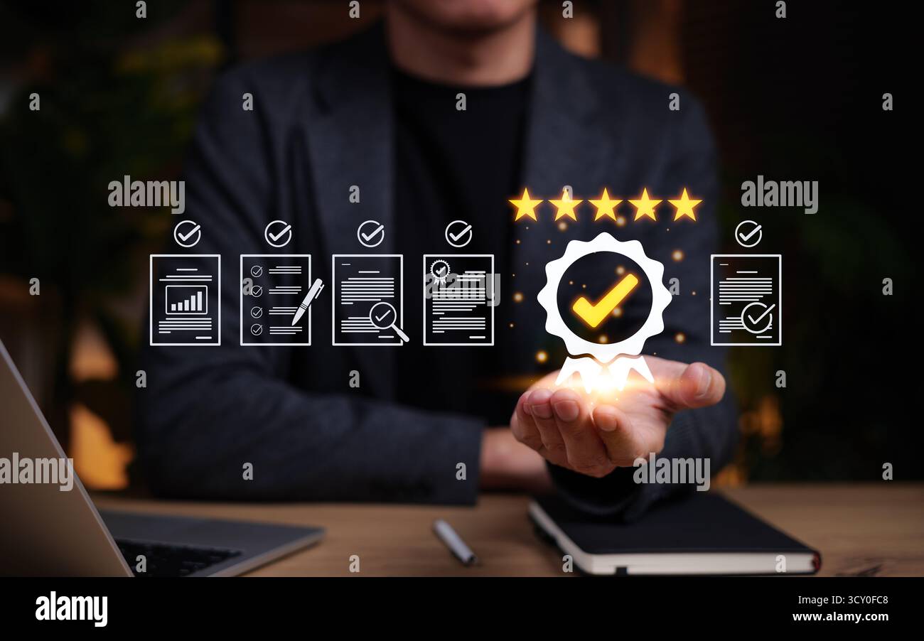 Assurance qualité et concept de conformité. Homme d'affaires tenant un badge lumineux avec coche et cinq étoiles. Icônes de document environnantes Banque D'Images