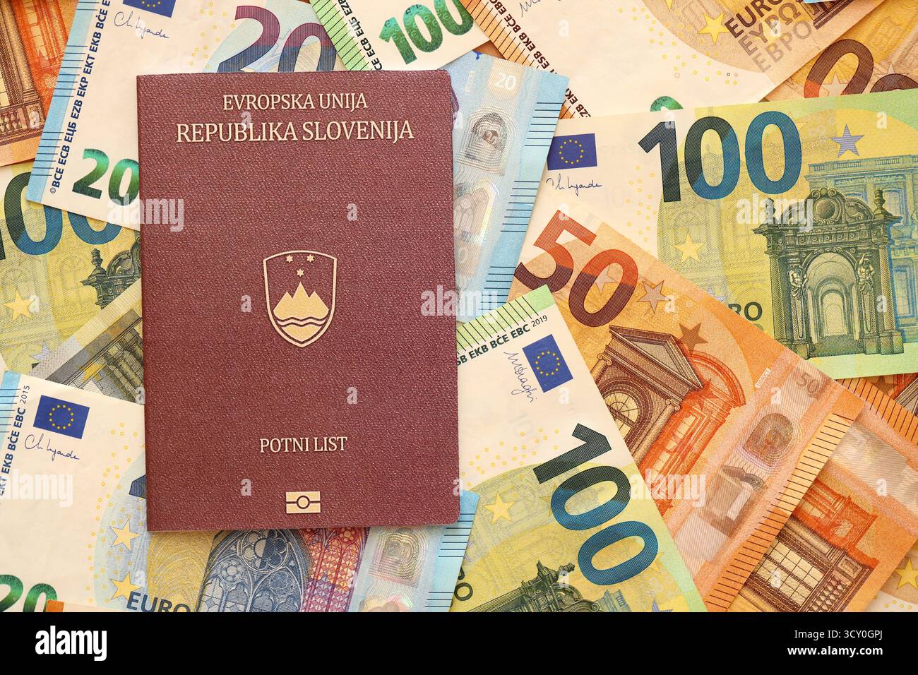 Passeport slovène se trouve sur une grande quantité de billets de banque en euros gros plan. Riche vie et voyage en Europe concept Banque D'Images