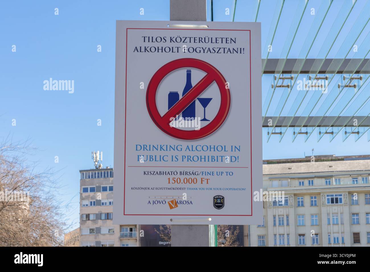 Panneau dans le centre-ville de Budapest : « boire de l’alcool en public est interdit – amende jusqu’à 150 000 HUF » souligne la réglementation locale en matière d’ordre public. Banque D'Images