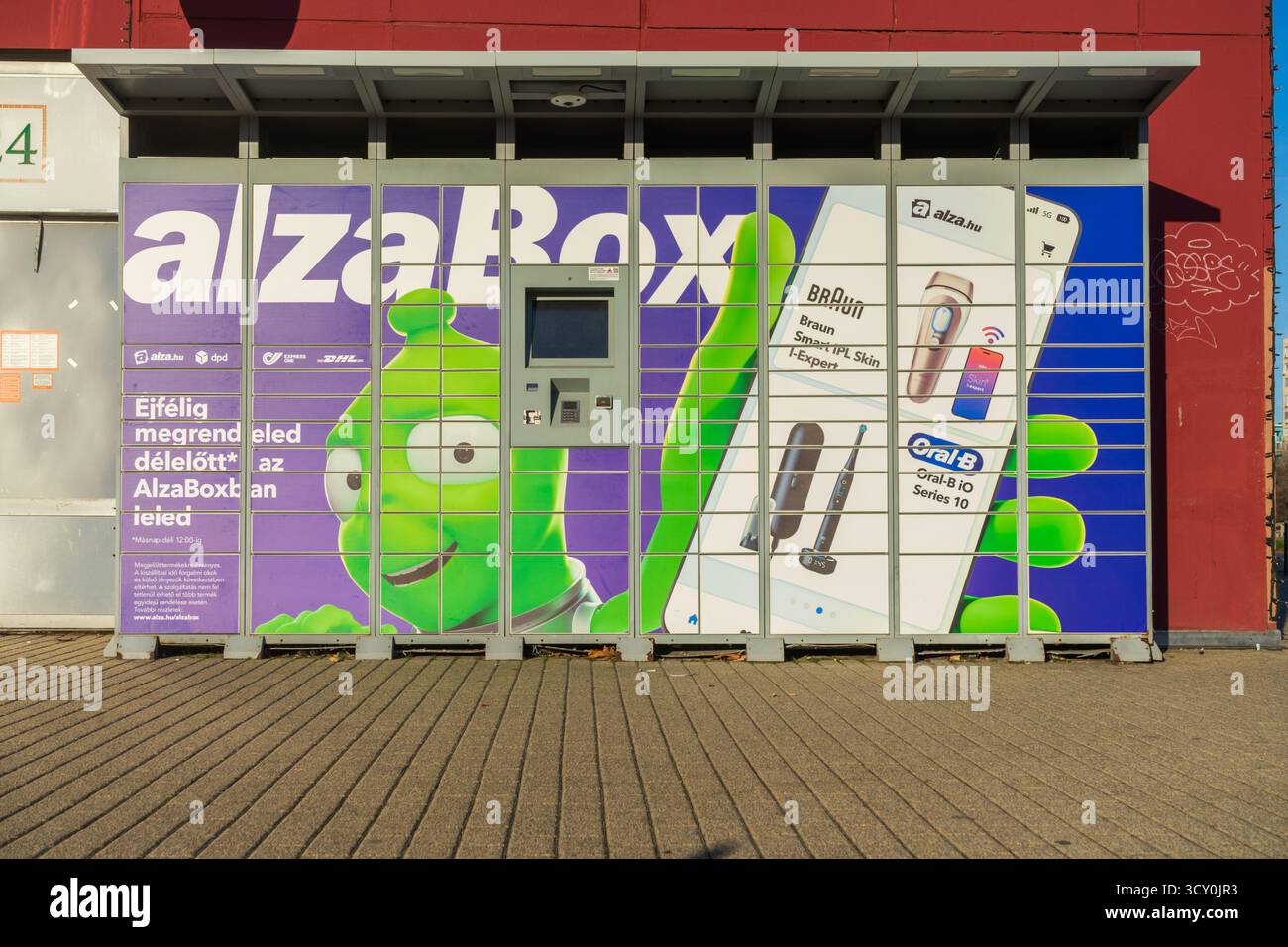 Casier à colis en libre-service « AlzaBox » à Budapest, Hongrie, qui fait partie du réseau en pleine croissance pour les ramassages par e-commerce. Banque D'Images