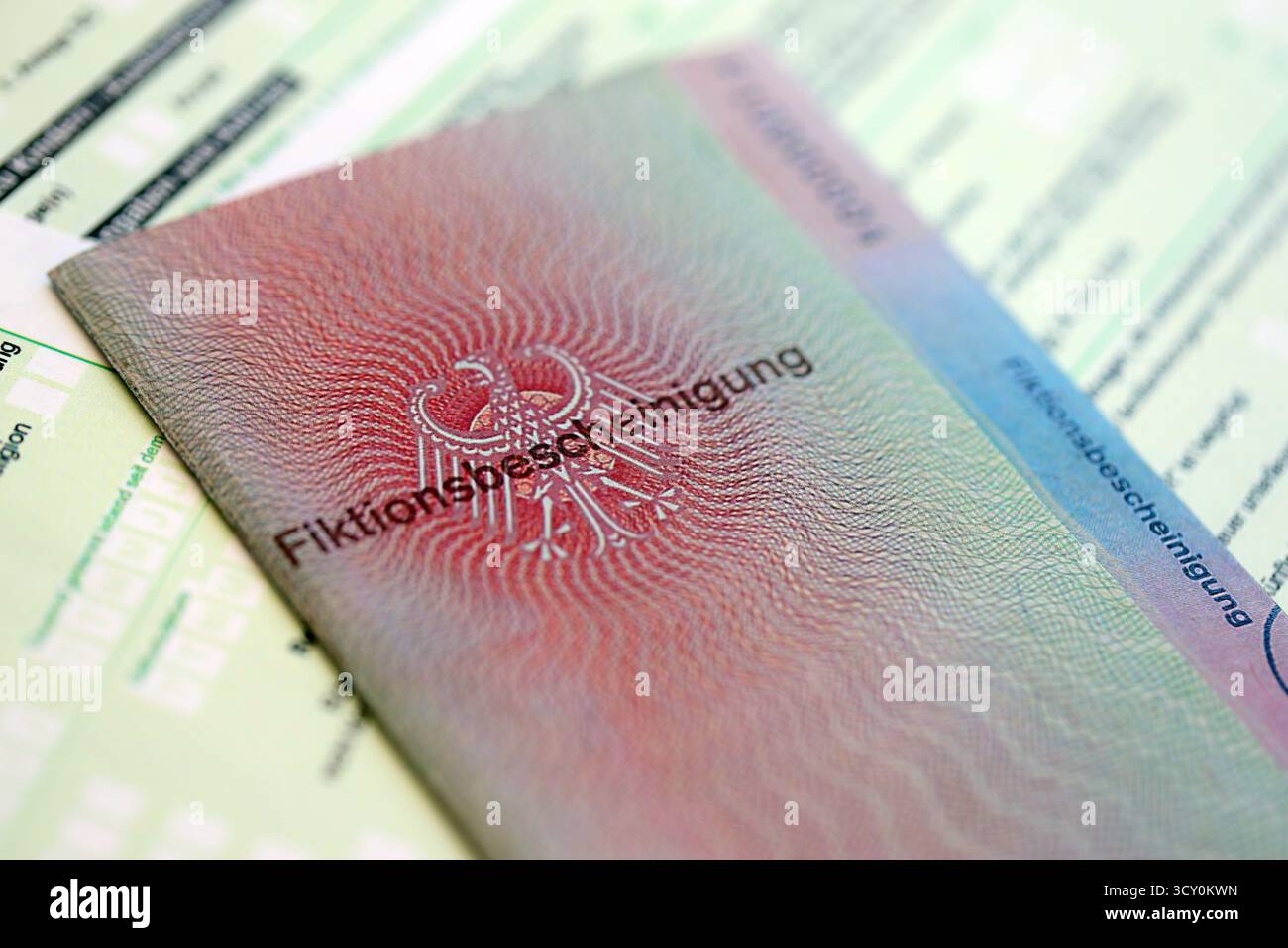 Le spécimen de carte de résident permanent temporaire allemand se trouve sur le formulaire fiscal allemand close up. Fiktionsbescheinigung et einkommensteuerklarung Banque D'Images