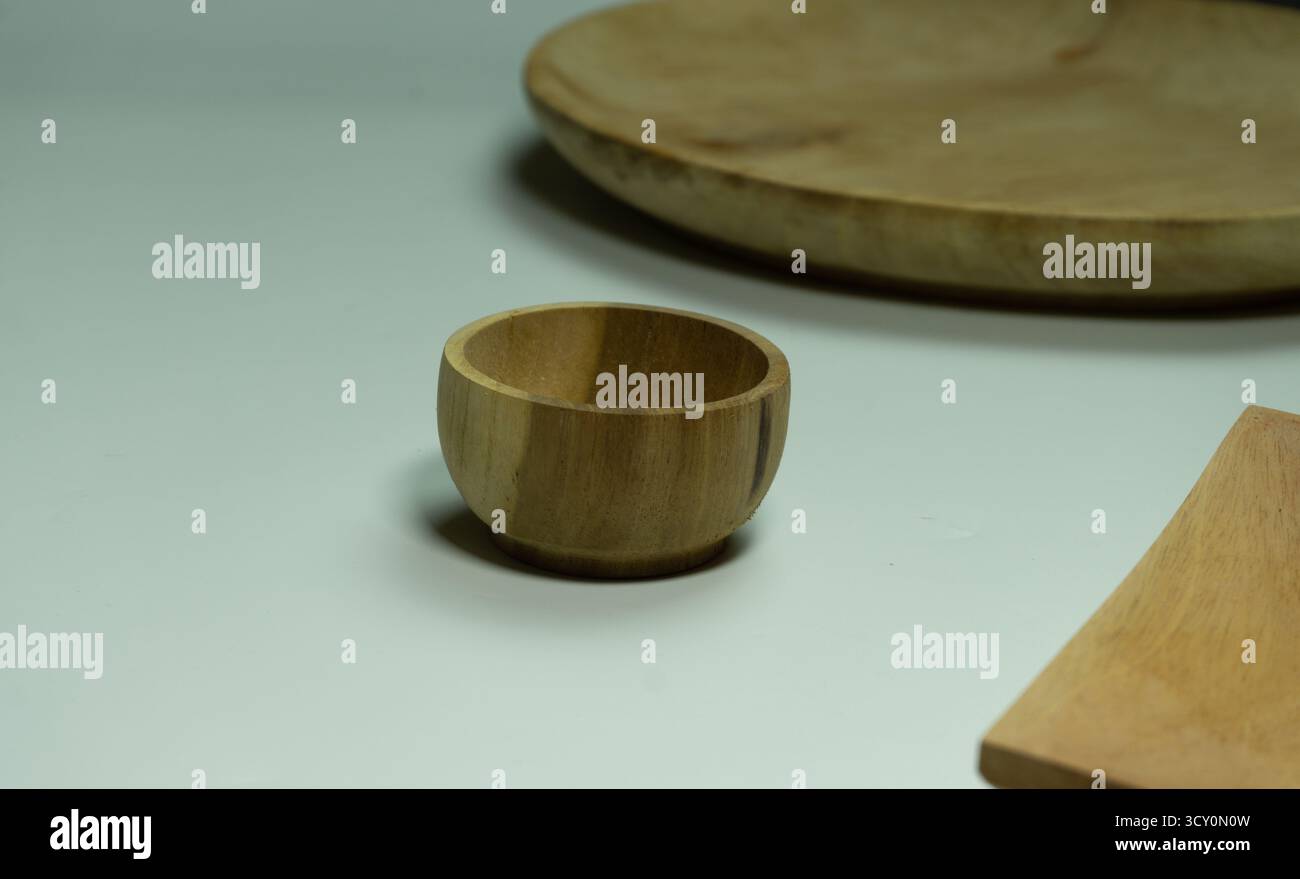 Bol et assiette en bois sur fond blanc, pose plate propre avec texture organique, adapté à la marque, l'emballage ou la présentation minimale des aliments Banque D'Images