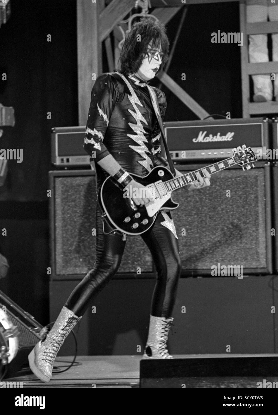 ACE Frehley de Kiss se produit en concert lors de l'album The Elder en 1981 crédit : Ralph Dominguez/MediaPunch Banque D'Images