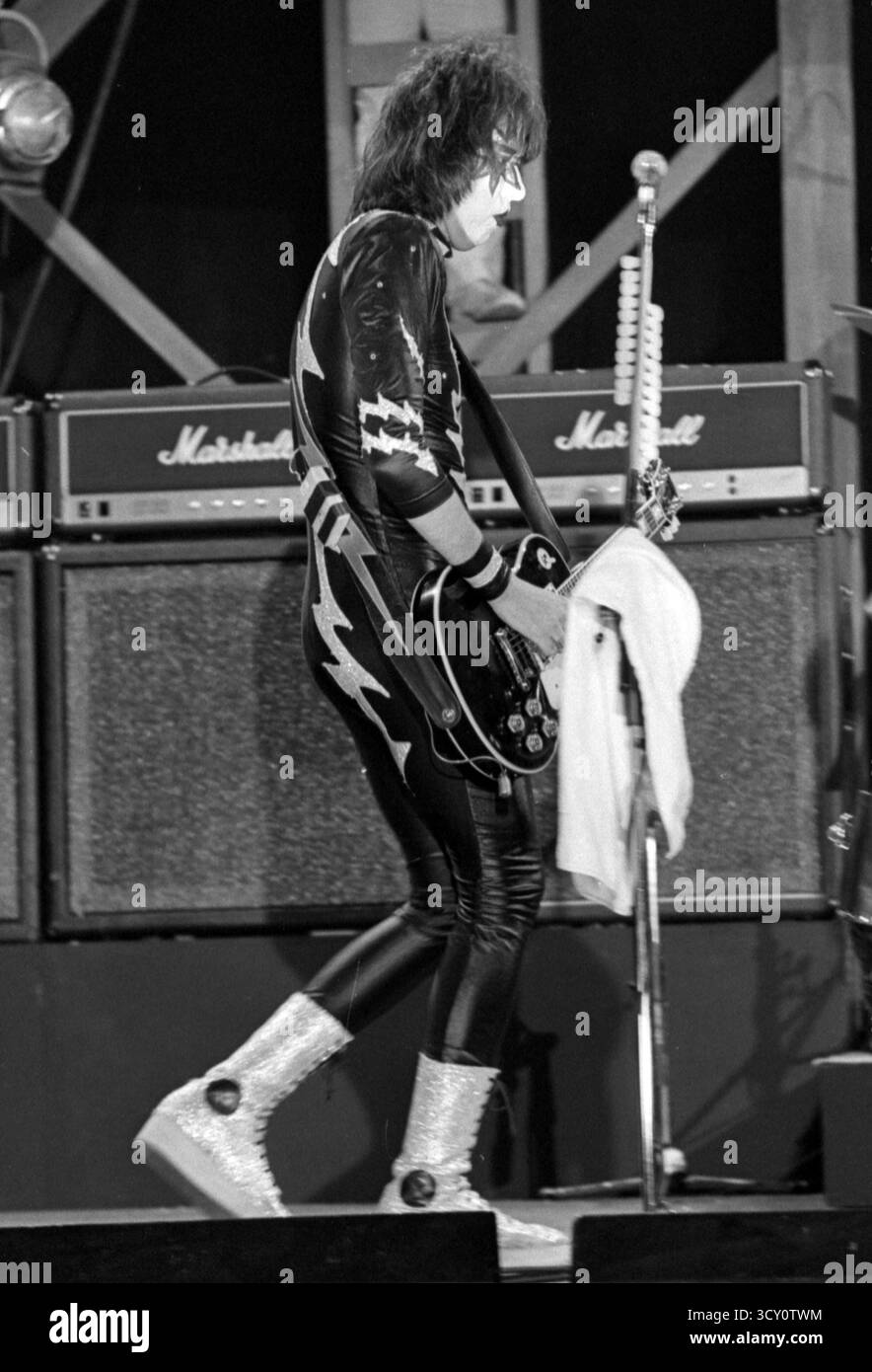 ACE Frehley de Kiss se produit en concert lors de l'album The Elder en 1981 crédit : Ralph Dominguez/MediaPunch Banque D'Images