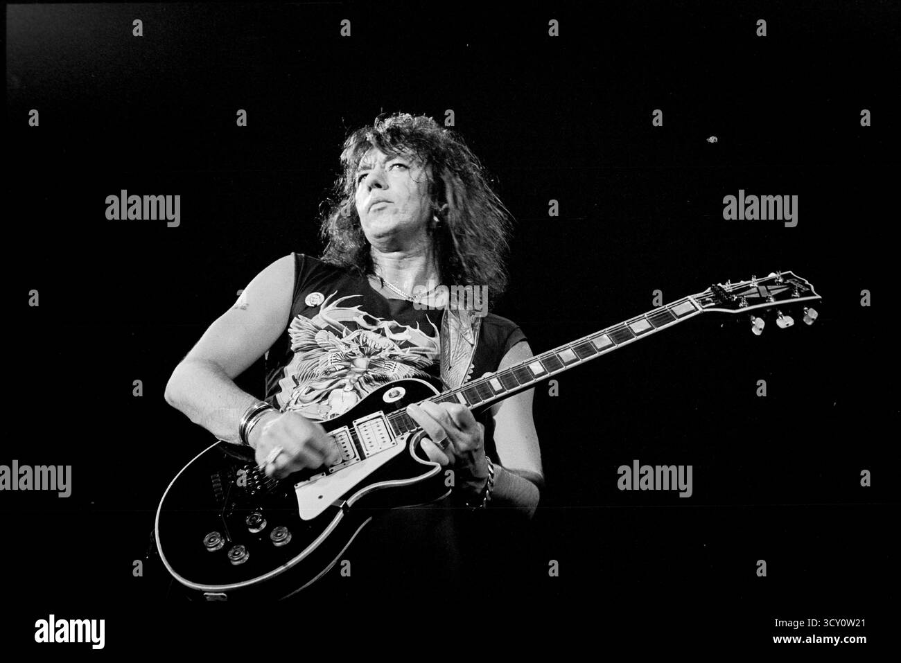 ACE Frehley se produisant à Oakland, Californie 1987 crédit: Ross Pelton/MediaPunch Banque D'Images