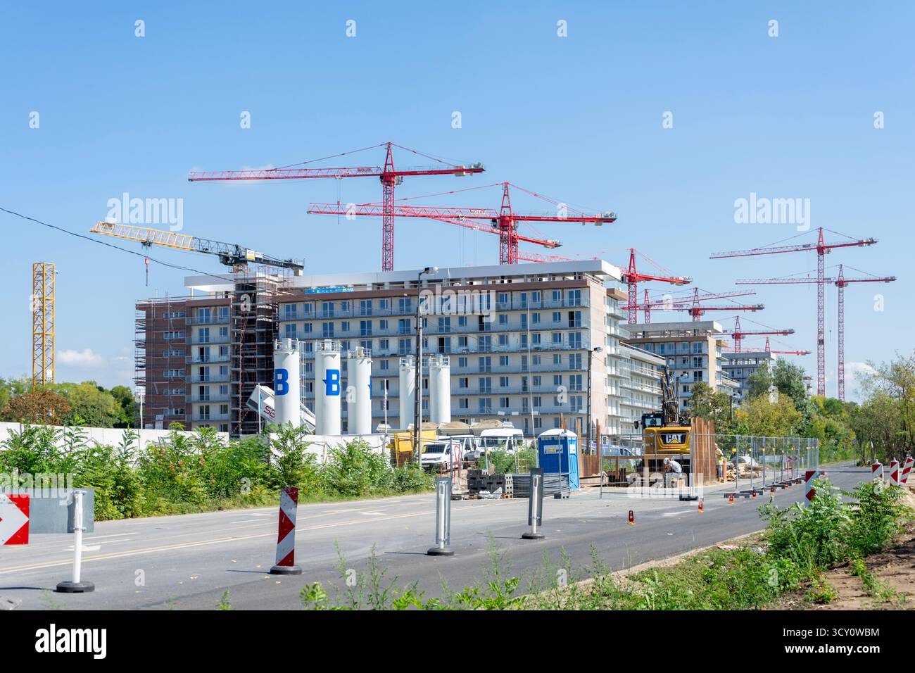 Chantier de construction résidentielle à grande échelle à Budapest, montrant des grues et de nouveaux immeubles en développement. Banque D'Images
