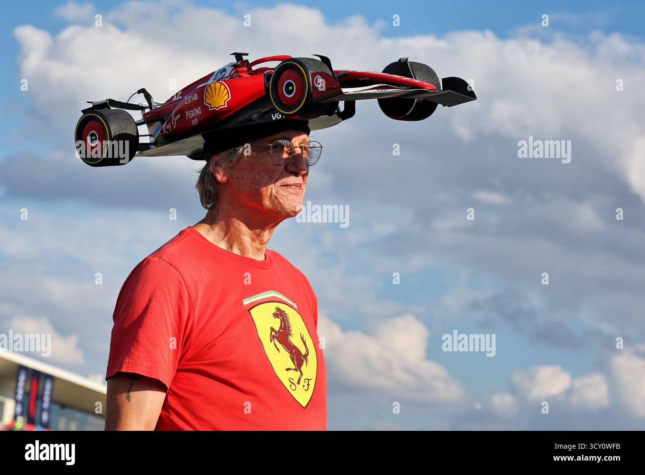 Austin, États-Unis. 16 octobre 2025. Ambiance du circuit - fan de Ferrari avec un chapeau de voiture. 16.10.2025. Formula 1 World Championship, Rd 19, United States Grand Prix, Austin, Texas, USA, jour de préparation. Crédit : James Moy/Alamy Live News Banque D'Images