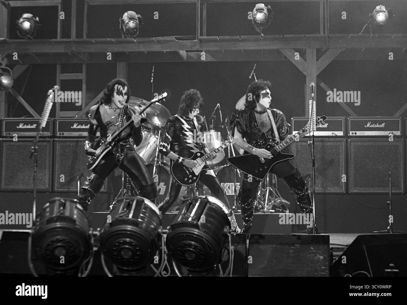 GENE Simmons, Ace Frehley et Paul Stanley de Kiss jouent en concert lors de l'album The Elder en 1981 crédit : Ralph Dominguez/MediaPunch Banque D'Images