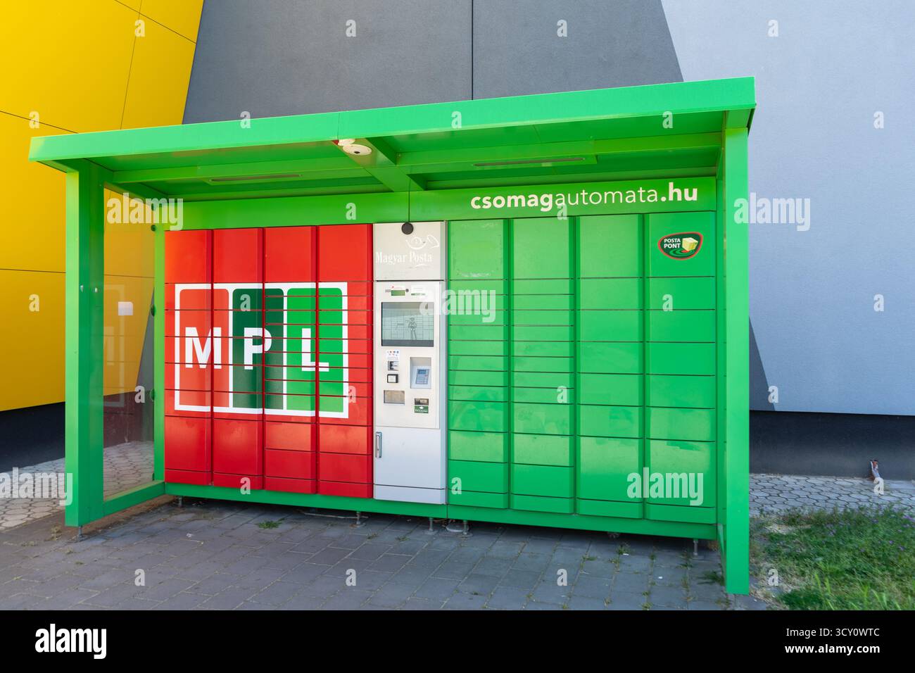 Casier à colis MPL exploité par Magyar Posta en Hongrie, qui fait partie du réseau de livraison automatisée et de commerce électronique en pleine expansion du pays. Banque D'Images