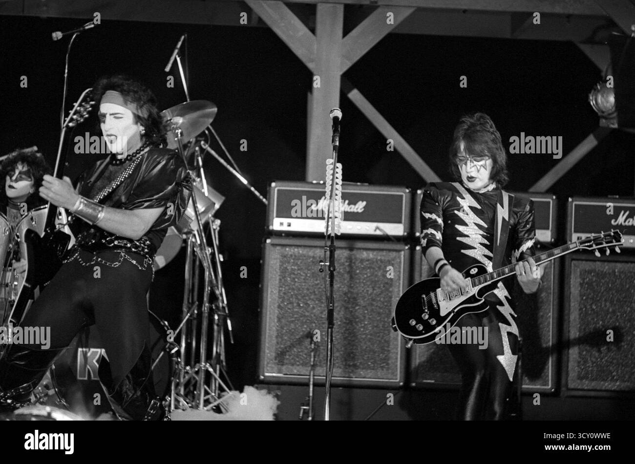 Paul Stanley et Ace Frehley de Kiss jouent en concert lors de l'album The Elder en 1981 crédit : Ralph Dominguez/MediaPunch Banque D'Images
