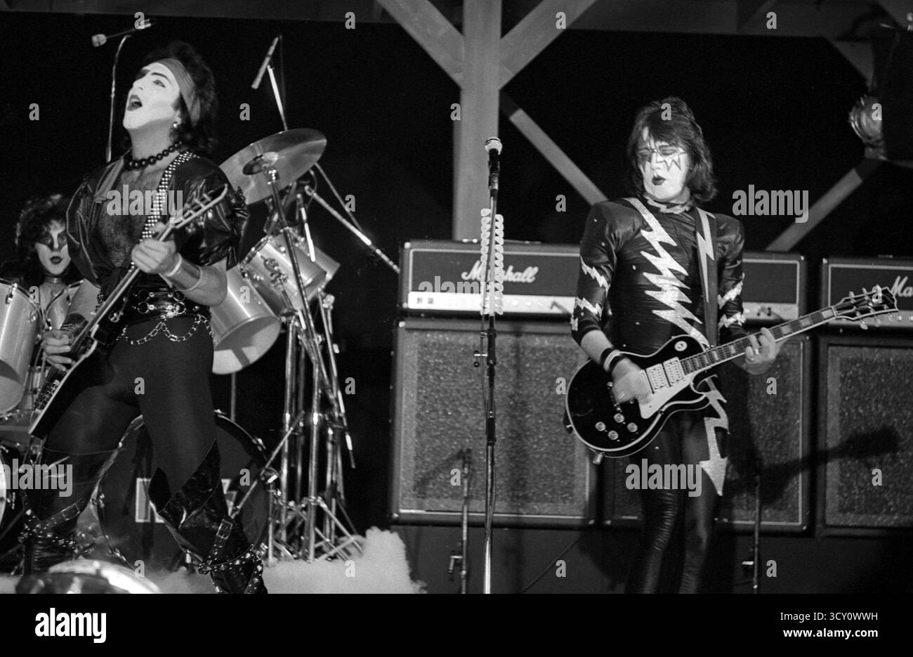 Paul Stanley et Ace Frehley de Kiss jouent en concert lors de l'album The Elder en 1981 crédit : Ralph Dominguez/MediaPunch Banque D'Images