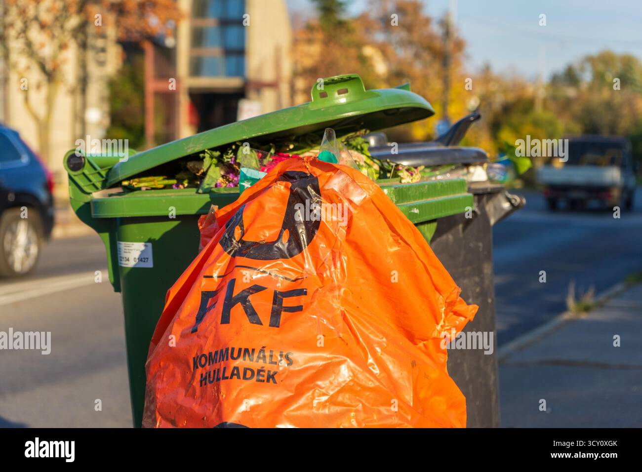 Débordement de la poubelle FKF à Budapest, symbolisant la collecte continue des déchets et les défis de gestion municipale de la ville. Banque D'Images