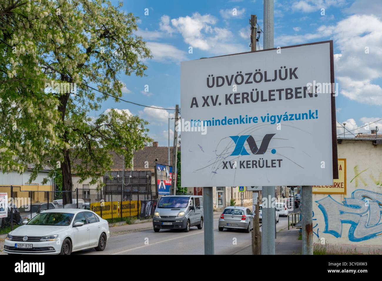 Panneau de bienvenue à l’entrée du 15e arrondissement de Budapest (Rákospalota–Pestújhely–Újpalota). Banque D'Images
