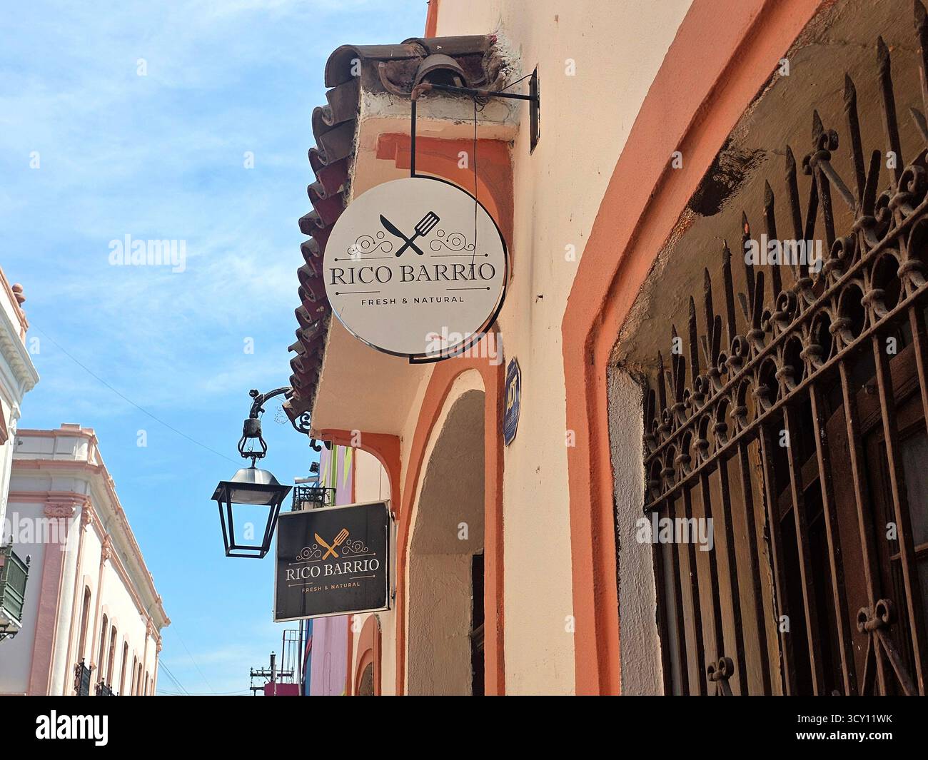 Monterrey, Nuevo Leon, Mexique - 30 juillet 2025 : bâtiments de style colonial, cafés, restaurants et maisons dans la vieille ville du centre-ville de Monterrey Banque D'Images