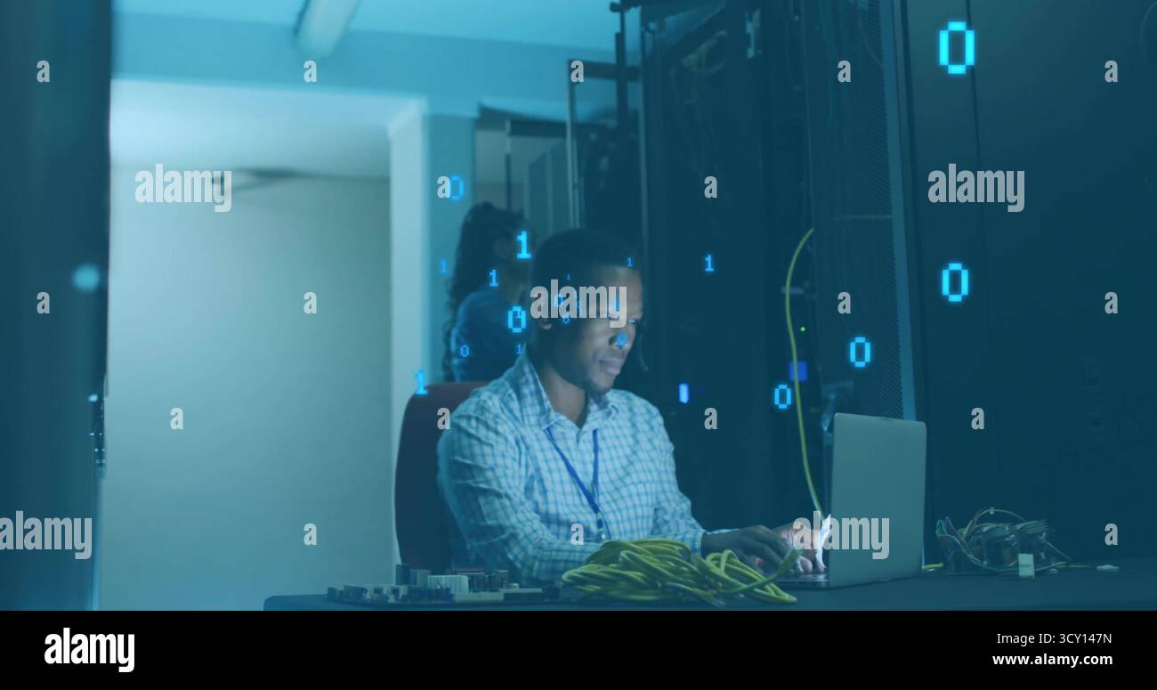 Tapant homme dans la chemise à carreaux, collègue inspectant les serveurs dans la salle des serveurs avec ordinateur portable et câbles Banque D'Images