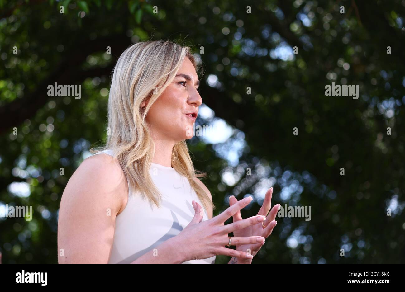 Brisbane, Australie. 17 octobre 2025. La quadruple médaillée d’or olympique Ariarne Titmus s’adresse aux médias après son annonce de retraite, à Brisbane, le vendredi 17 octobre 2025. (AAP image/Jason O'Brien) NO ARCHIVING Credit : Australian Associated Press/Alamy Live News Banque D'Images