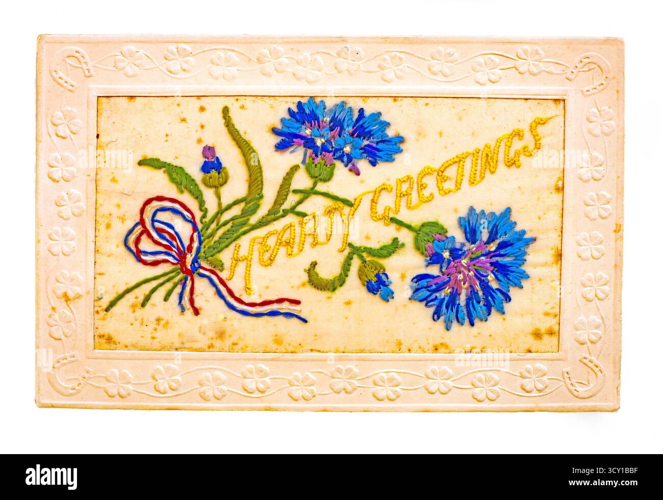 WW ! Carte postale brodée en soie de Noël avec fleurs bleues et « joyeuses salutations » Banque D'Images