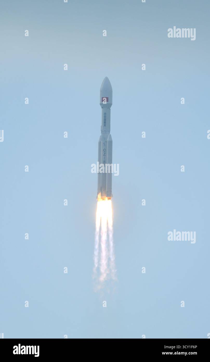 Wenchang, China.16th octobre 2025. Une fusée longue March-8A transportant un groupe de satellites Internet décolle du site de lancement commercial de Hainan le 16 octobre 2025 à Wenchang, dans la province chinoise de Hainan. La fusée a réussi à placer les charges utiles, le 12e groupe de satellites Internet en orbite basse, en orbite préréglée. Crédit : Luo Yunfei/China News Service/Alamy Live News Banque D'Images