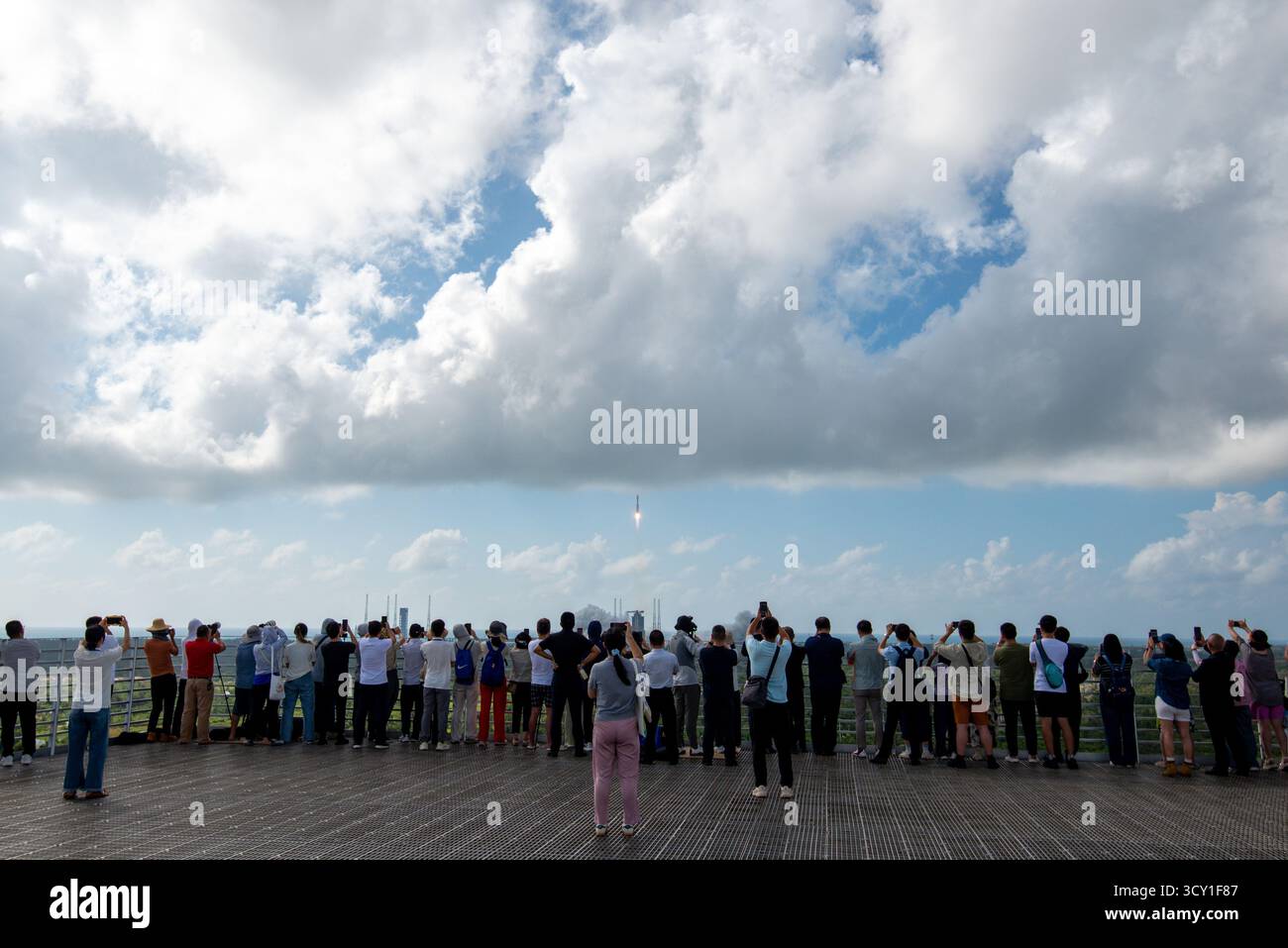 Wenchang, China.16th octobre 2025. Une fusée longue March-8A transportant un groupe de satellites Internet décolle du site de lancement commercial de Hainan le 16 octobre 2025 à Wenchang, dans la province chinoise de Hainan. La fusée a réussi à placer les charges utiles, le 12e groupe de satellites Internet en orbite basse, en orbite préréglée. Crédit : Luo Yunfei/China News Service/Alamy Live News Banque D'Images