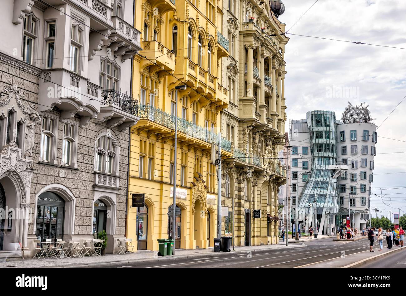 L’emblématique Maison dansante de Frank Gehry (Tančící dům) à Prague, République tchèque, photographiée en août 2024. Banque D'Images