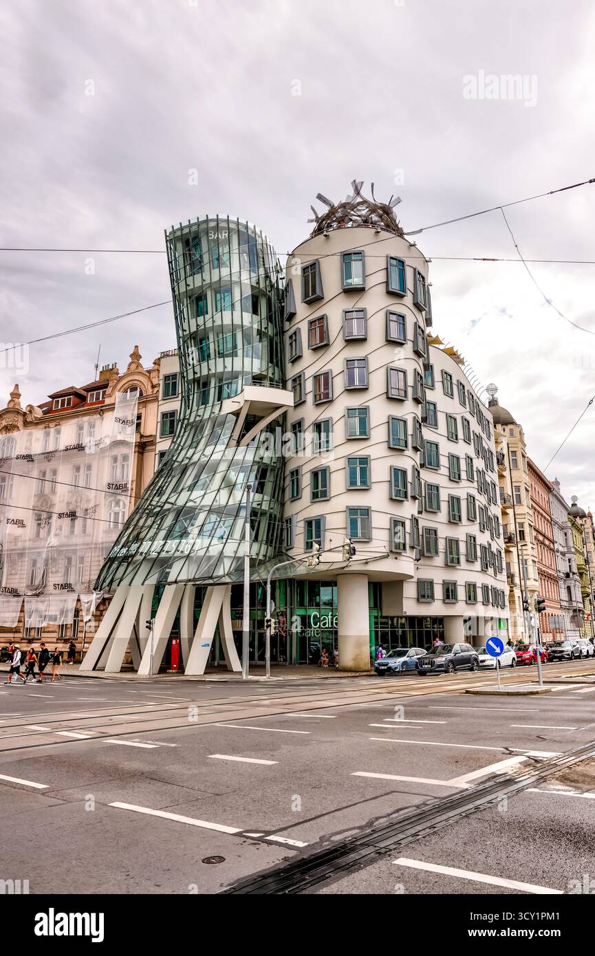 L’emblématique Maison dansante de Frank Gehry (Tančící dům) à Prague, République tchèque, photographiée en août 2024. Banque D'Images