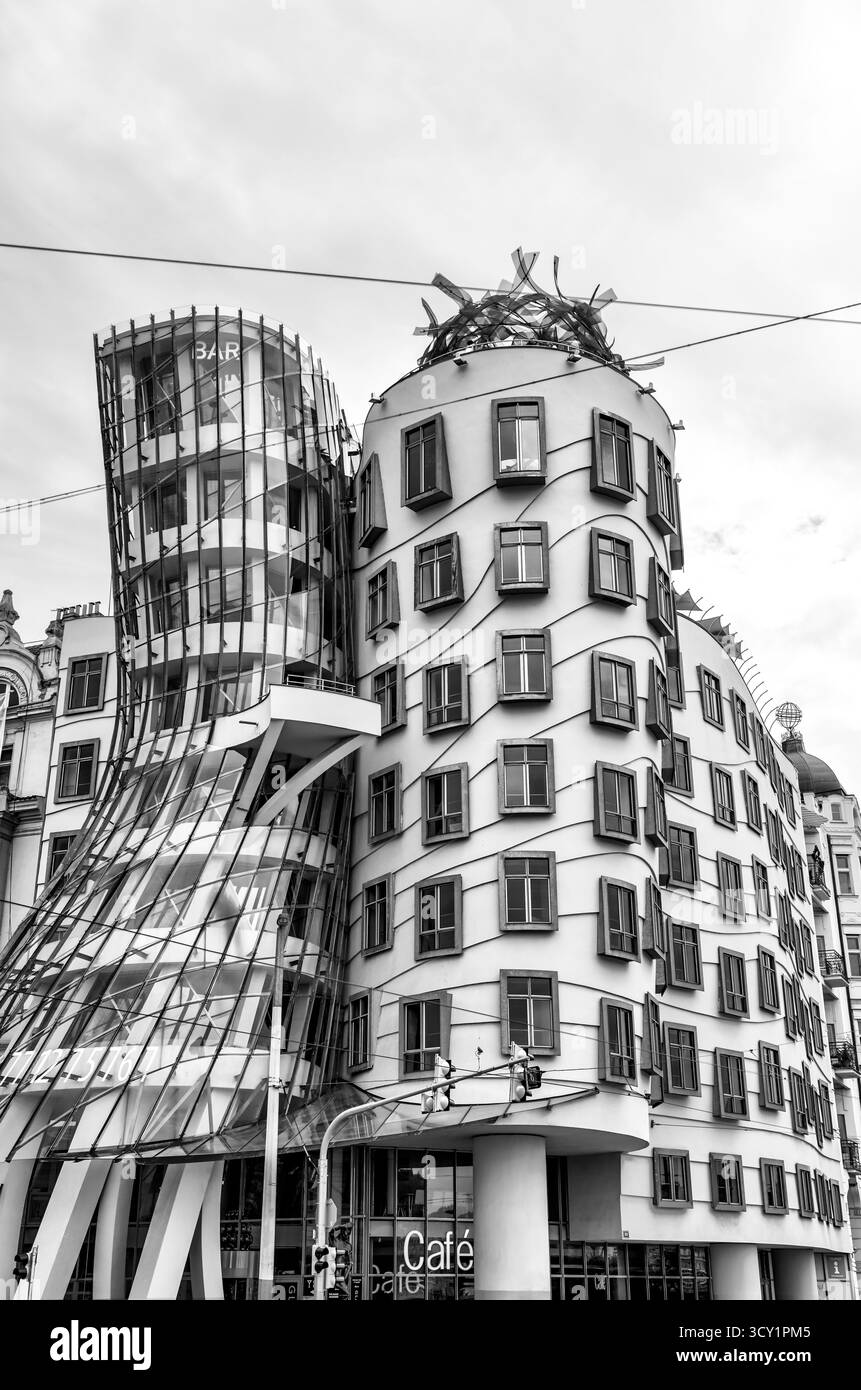 L’emblématique Maison dansante de Frank Gehry (Tančící dům) à Prague, République tchèque, photographiée en août 2024. Banque D'Images