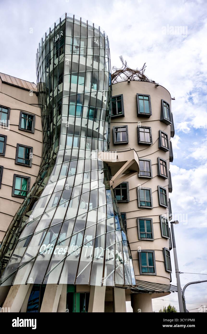 L’emblématique Maison dansante de Frank Gehry (Tančící dům) à Prague, République tchèque, photographiée en août 2024. Banque D'Images