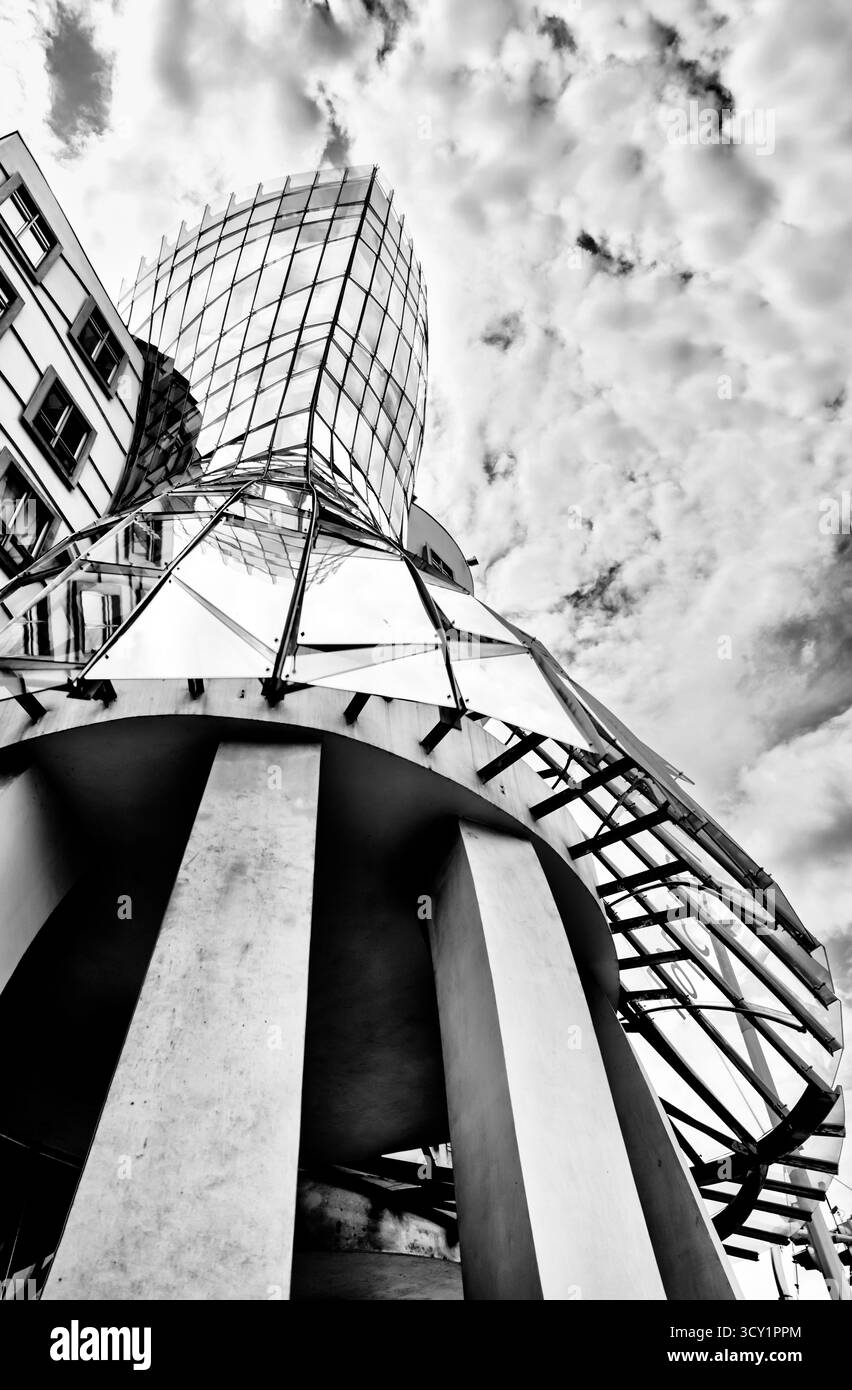 Vues spectaculaires en noir et blanc de la Maison dansante de Frank Gehry à Prague, République tchèque, prises d'en bas avec une perspective grand angle Banque D'Images