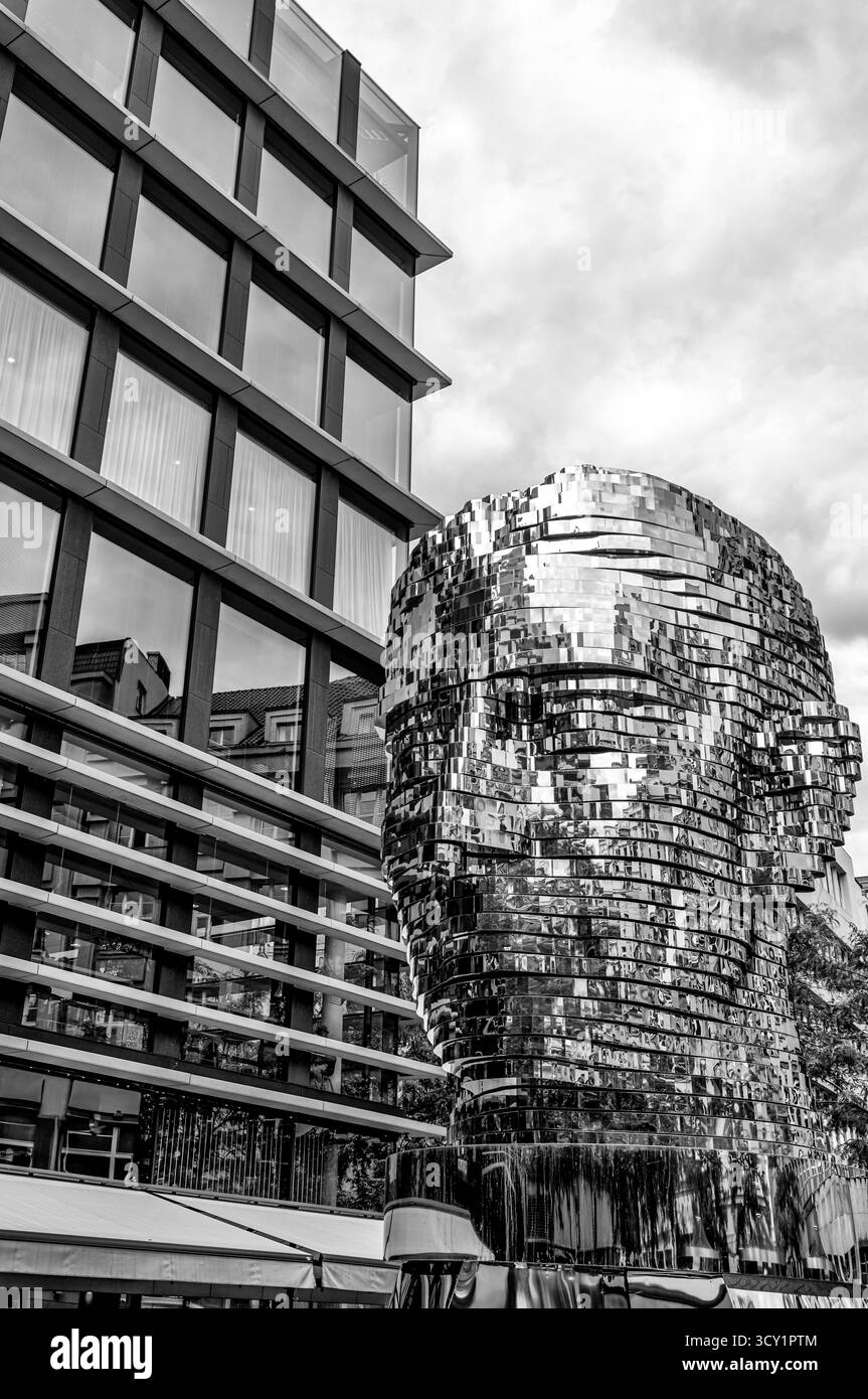 Tête rotative en acier inoxydable de Franz Kafka par l'artiste David Černý à Prague, République tchèque, photographiée en été 2024. Banque D'Images