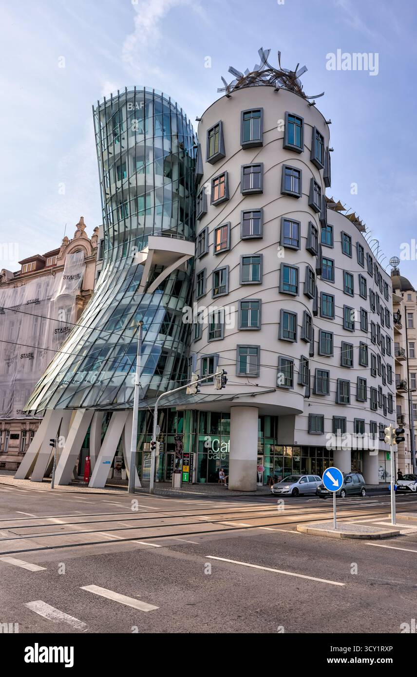 L’emblématique Maison dansante de Frank Gehry (Tančící dům) à Prague, République tchèque, photographiée en août 2024. Banque D'Images