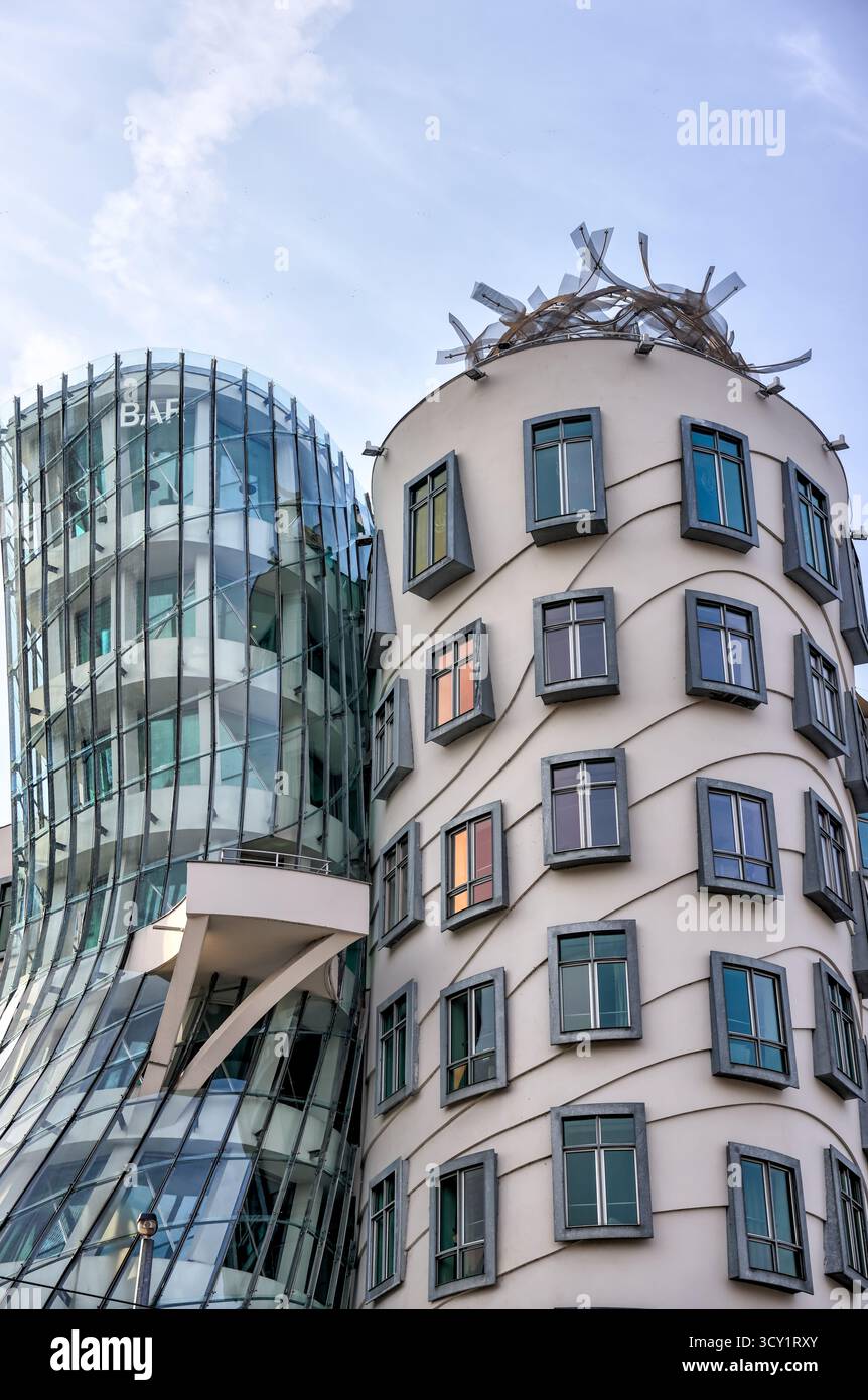 L’emblématique Maison dansante de Frank Gehry (Tančící dům) à Prague, République tchèque, photographiée en août 2024. Banque D'Images