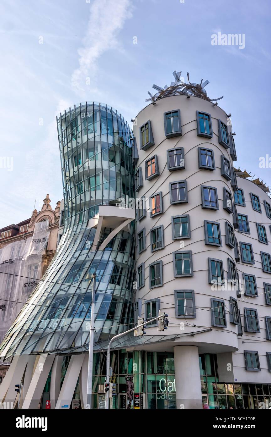 L’emblématique Maison dansante de Frank Gehry (Tančící dům) à Prague, République tchèque, photographiée en août 2024. Banque D'Images