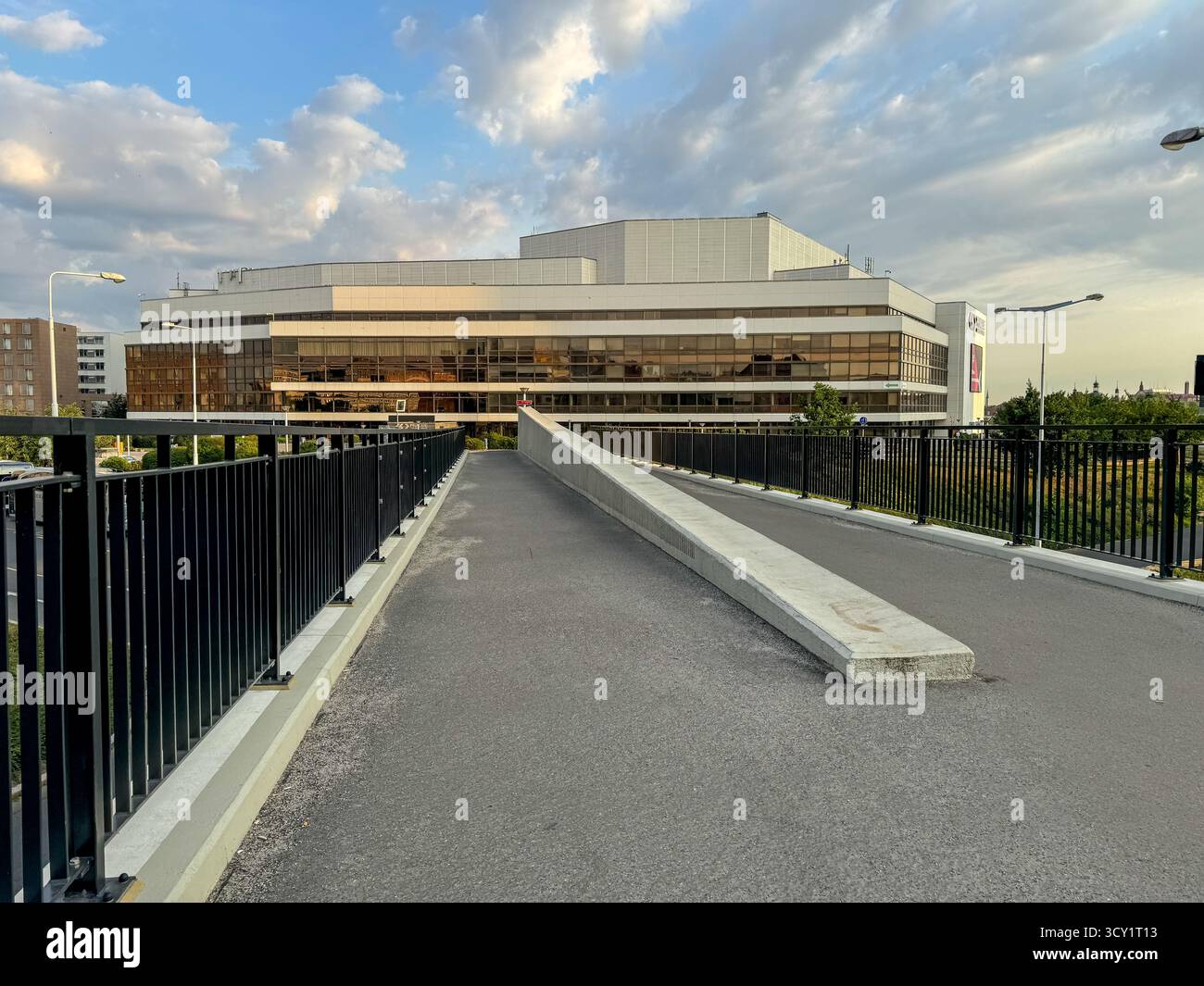 Rampe piétonne moderne menant au bâtiment blanc de la Bibliothèque technique nationale dans le quartier Dejvice de Prague. Banque D'Images