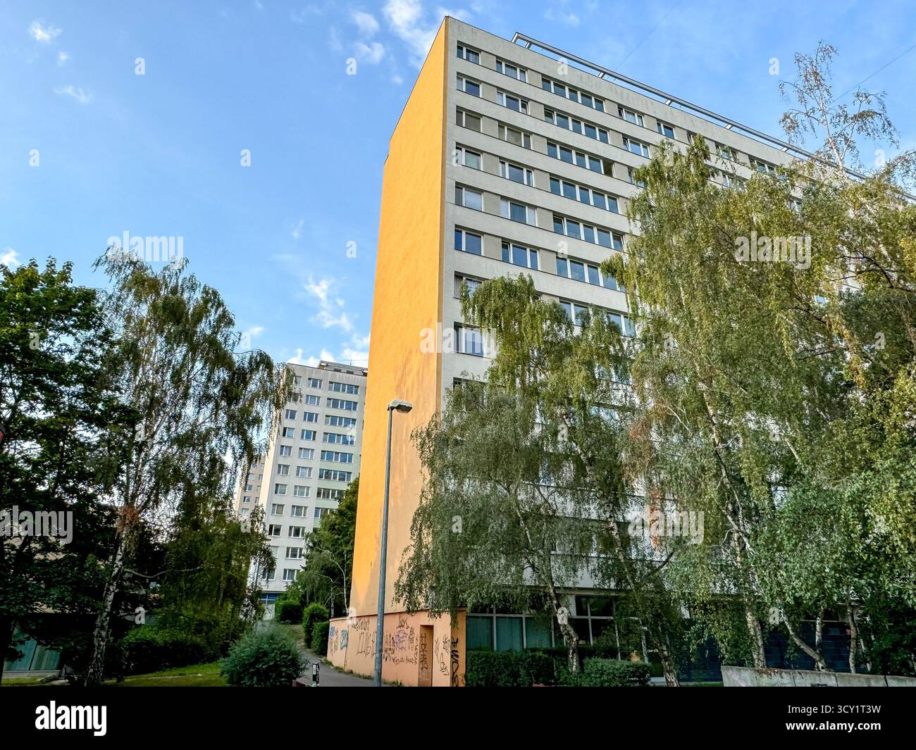 Immeubles d'appartements de l'ère soviétique sous un ciel bleu à Prague, en République tchèque, présentant une architecture typique de style communiste. Banque D'Images