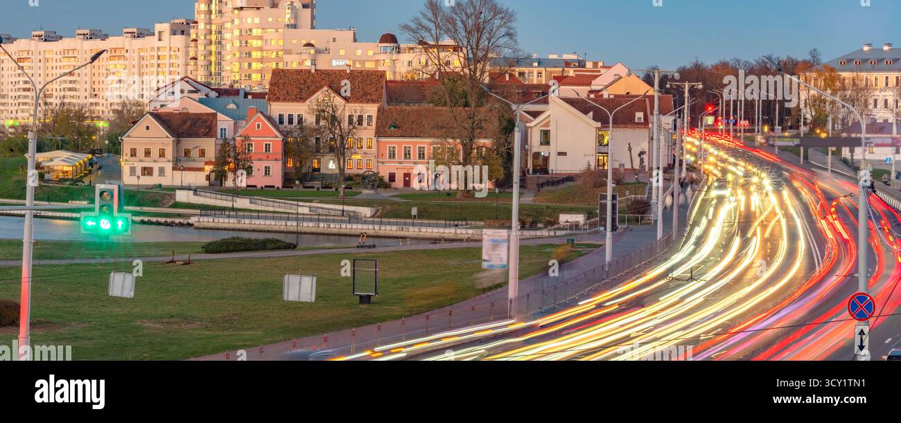 Soirée Minsk. Circulation automobile dans la ville en attente. République du Bélarus Banque D'Images