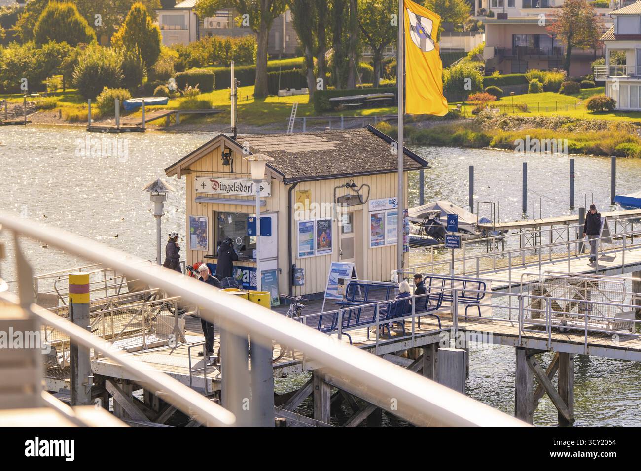 Jetée avec des bâtiments en arrière-plan sous le soleil d'automne, excursion en bateau, lac de Constance, Allemagne Banque D'Images