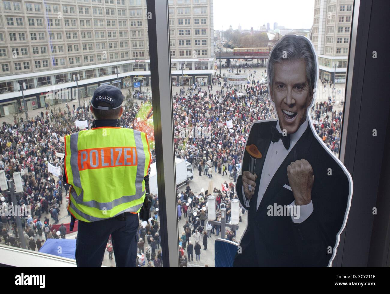 Manifestation d'enseignants de DEU Berlin avec GEW pour soulager des collègues plus âgés Allemagne manifestation d'enseignants de Berlin pour la réduction des heures de travail de leurs aînés Banque D'Images