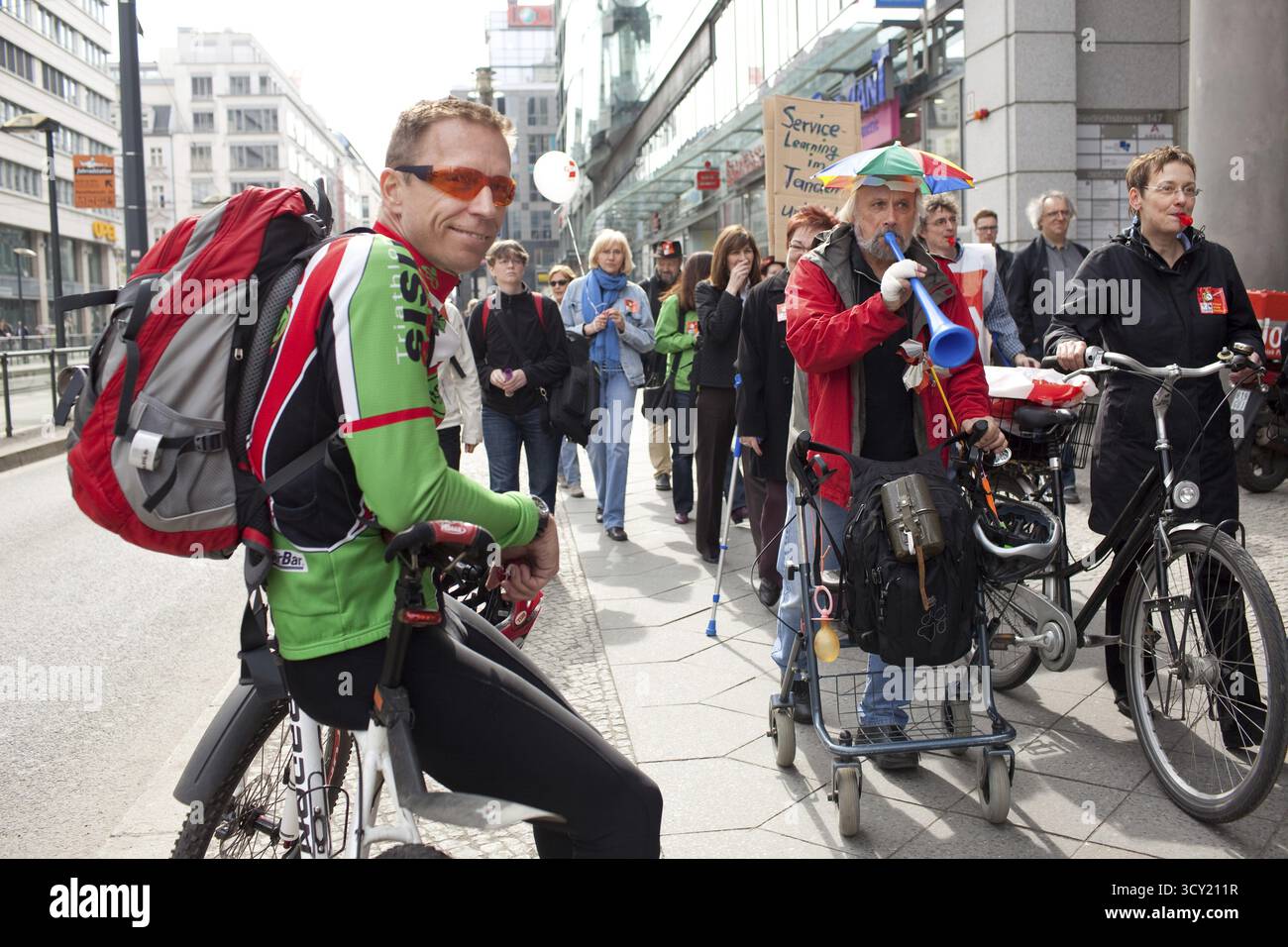 Manifestation d'enseignants de DEU Berlin avec GEW pour soulager des collègues plus âgés Allemagne manifestation d'enseignants de Berlin pour la réduction des heures de travail de leurs aînés Banque D'Images
