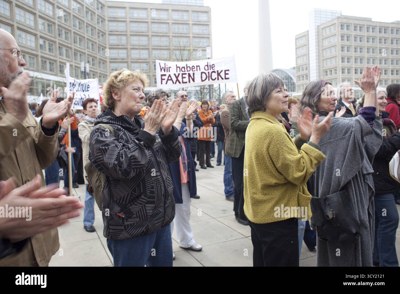Manifestation d'enseignants de DEU Berlin avec GEW pour soulager des collègues plus âgés Allemagne manifestation d'enseignants de Berlin pour la réduction des heures de travail de leurs aînés Banque D'Images