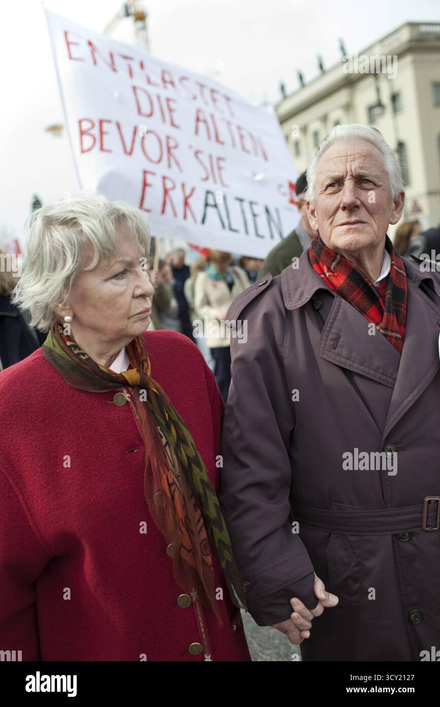 Manifestation d'enseignants de DEU Berlin avec GEW pour soulager des collègues plus âgés Allemagne manifestation d'enseignants de Berlin pour la réduction des heures de travail de leurs aînés Banque D'Images