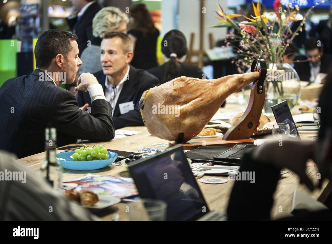 DEU Allemagne Berlin Bourse internationale du tourisme ITB. Jambon espagnol sur la table d'une chaîne d'hôtels Banque D'Images