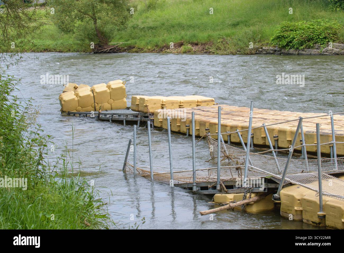 Bloc ponton jetée d'une petite rivière de montagne. Blocs déplacés par le courant Banque D'Images