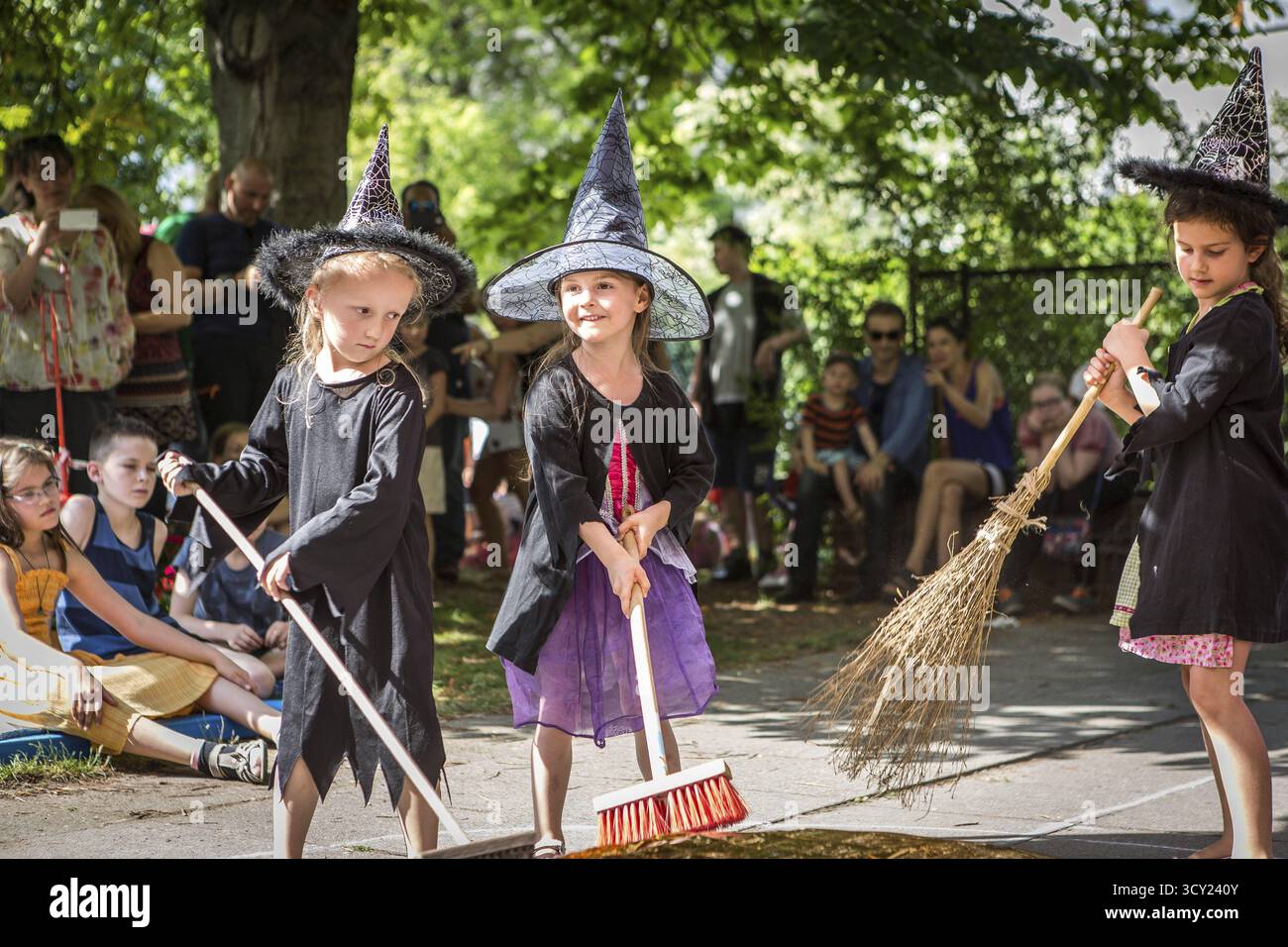 DEU Allemagne Allemagne Berlin Fête d'été à la garderie du Nord-Ouest sur Prager Platz. Les filles exécutent une danse des sorcières Banque D'Images