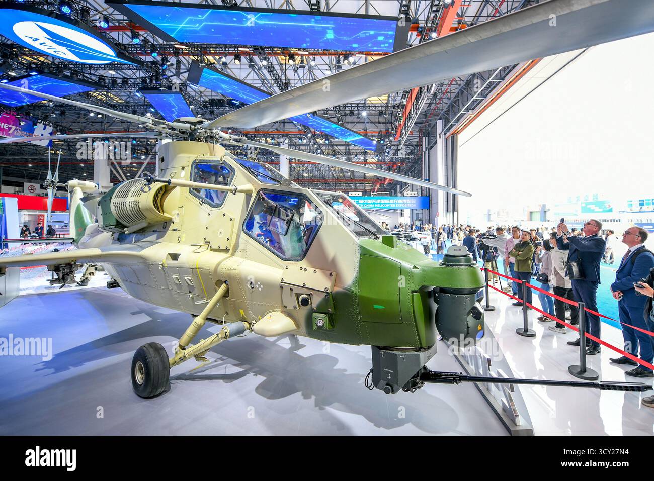L'hélicoptère Z-10ME attire des visiteurs au stand de l'Aviation Industry Corporation of China, Ltd (AVIC) à la 7e China Helicopter Expo, le 16 octobre 2025. Tianjin, China.16th octobre 2025. La 7e China Helicopter Expo débute dans le Minicipalty de Tianjin, dans le nord de la Chine, le 16 octobre 2025, attirant près de 400 entreprises de plus de 30 pays et régions à participer. Il présente les nouvelles technologies, les nouveaux produits et les réalisations dans les domaines de l'aviation générale et de l'économie à basse altitude du monde entier, y compris les hélicoptères et les drones. Crédit : Tong Yu/China News Service/Alamy Live News Banque D'Images