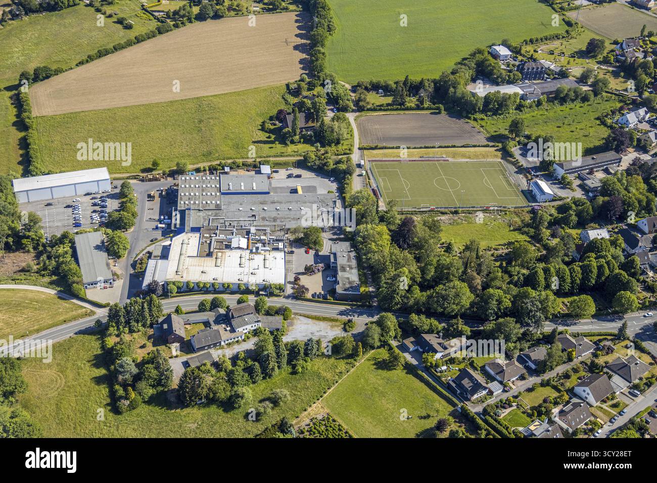 Vue aérienne, terrain de sport VfL Gennebreck 1923, Wicke GmbH, Herzkamp, Sprockhoevel, Ruhr area, Rhénanie du Nord-Westphalie, Allemagne, interentreprises s Banque D'Images